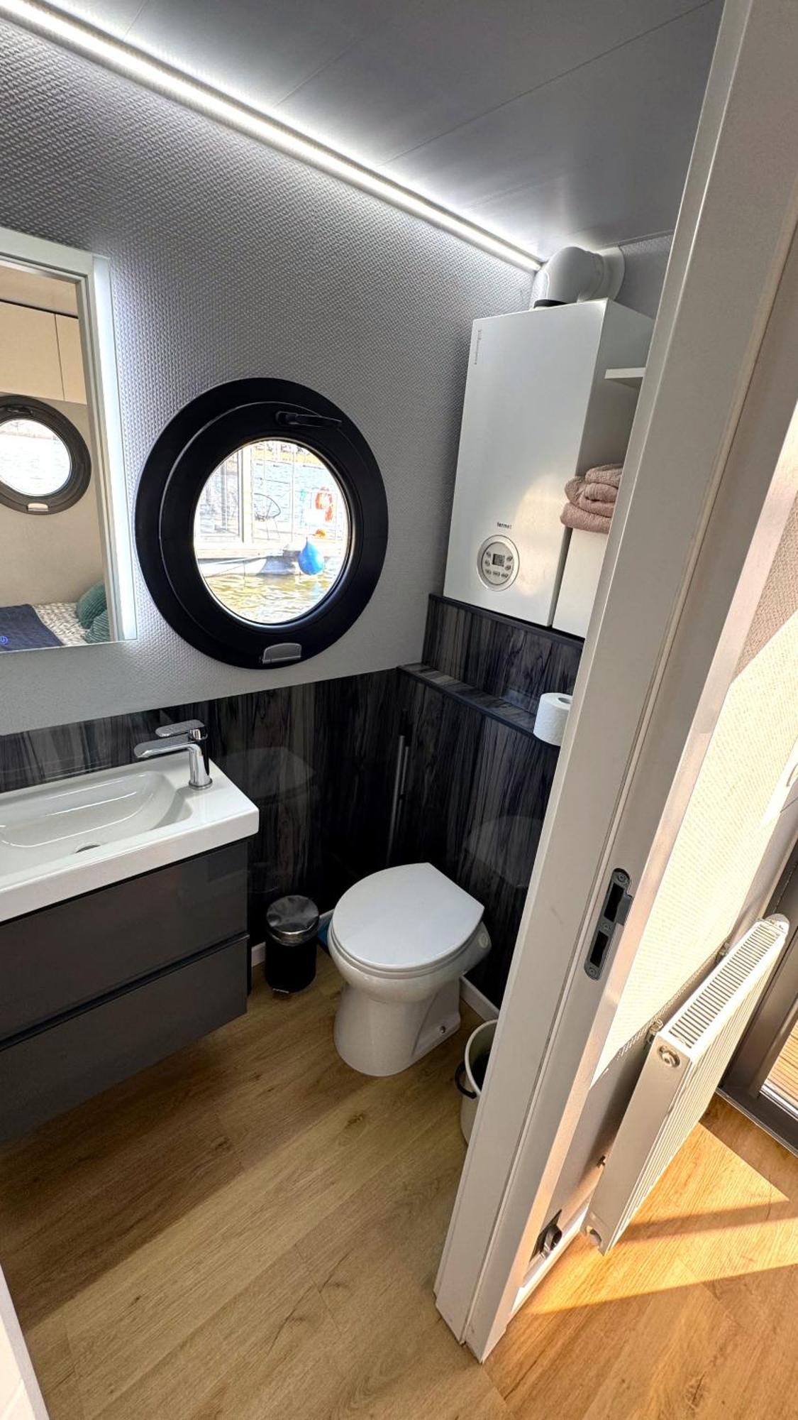 Houseboat Water Boy Apartament Plywajacy Dom Na Wodzie Lodz Uraz  Exterior foto
